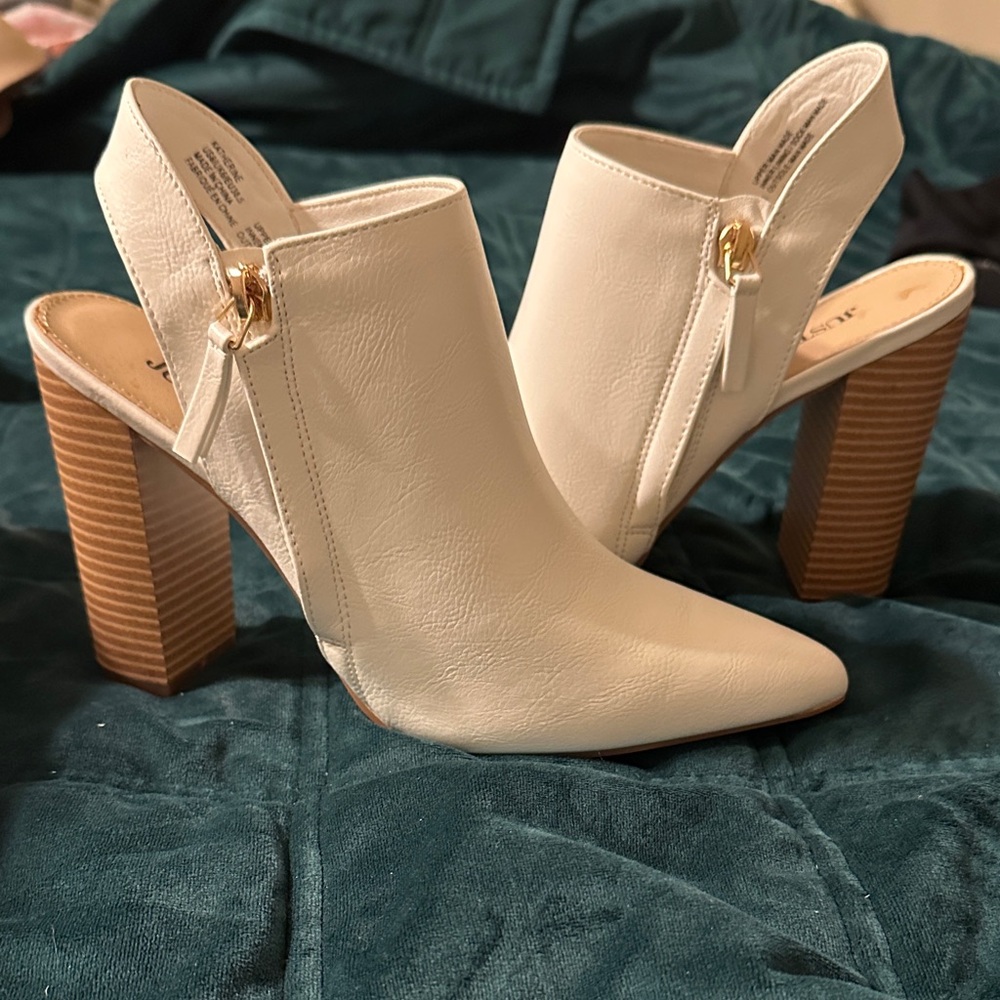 Elegant White Slingback Heeled Boots